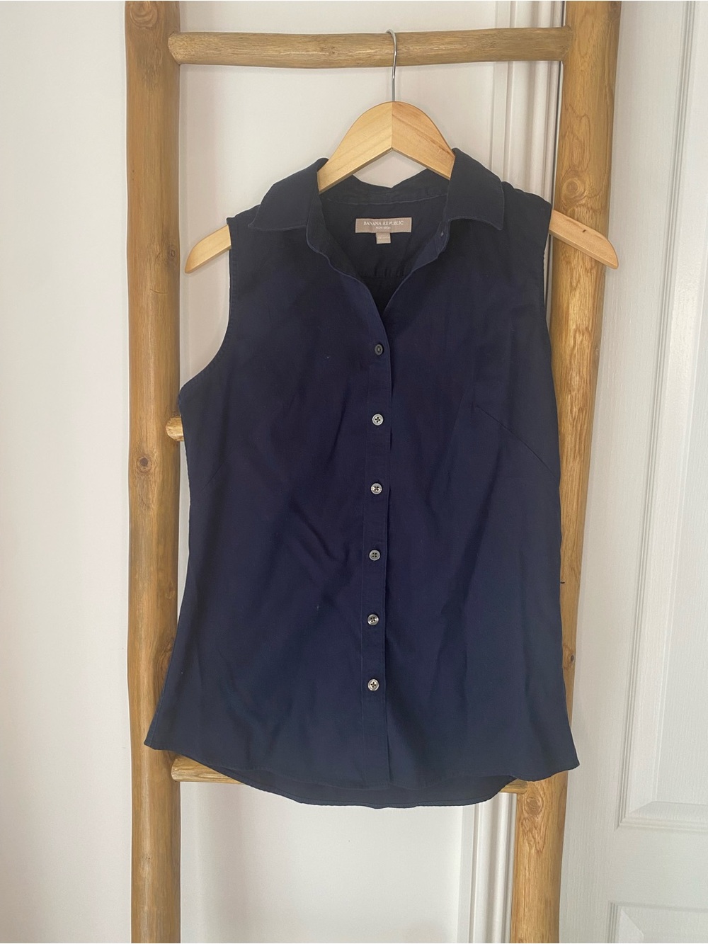 Banana Republic Blue Button Down Sleeveless Blouse Non-Iron Versatile Preppy